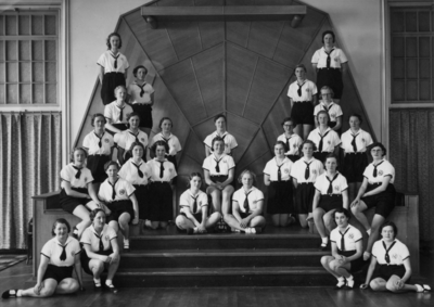 119521 Groepsportret met enkele vrouwelijke leden van de gymnastiekvereniging Kracht & Vlugheid in het N.V.-Huis ...